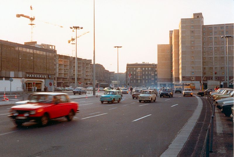 800px Straatbeeld Oostberlijn 1983